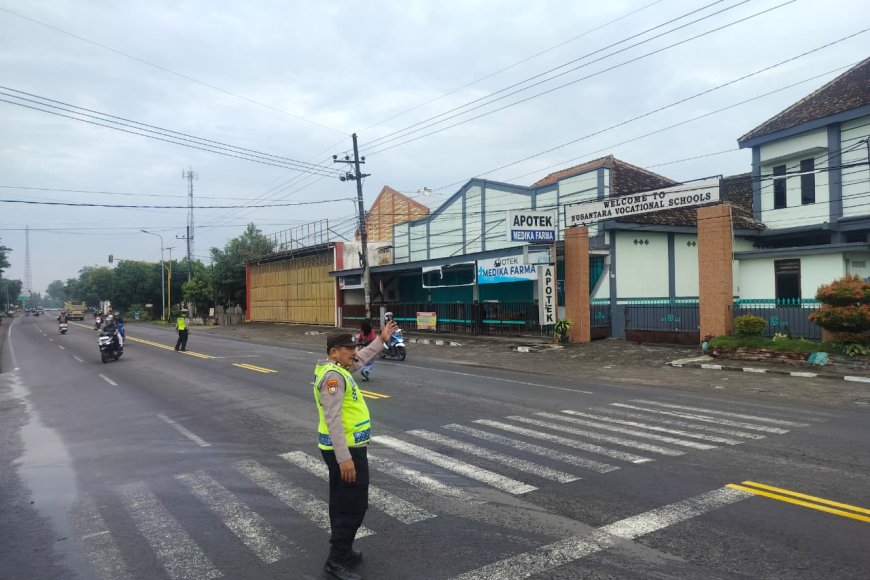 Tingkatkan Keamanan Pagi Hari, Polsek Balerejo Gelar Pengaturan Lalu Lintas di Titik Rawan