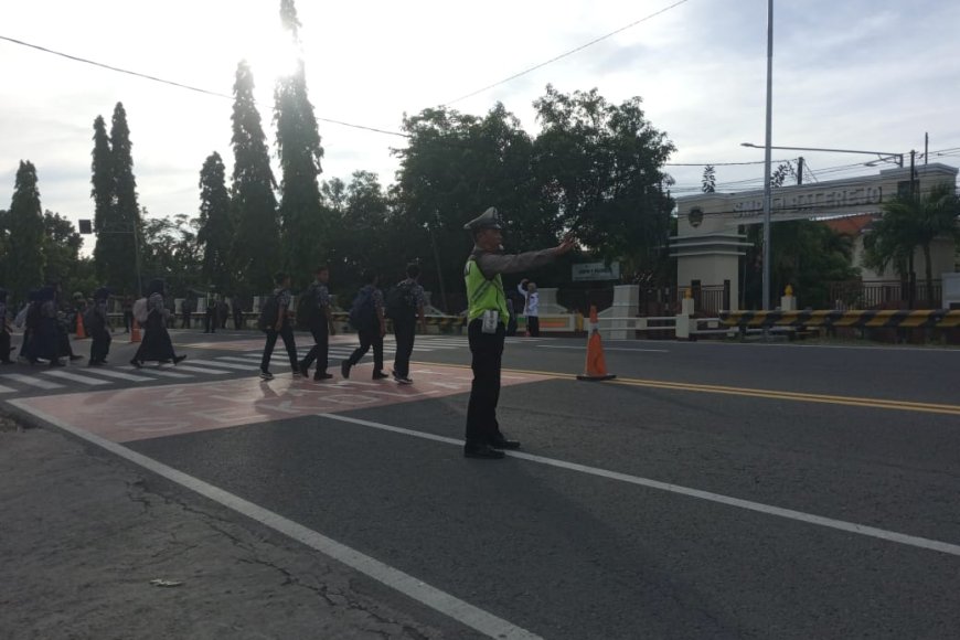 Tingkatkan Keselamatan Pelajar, Polsek Balerejo Laksanakan Pengamanan Pagi di SMPN 1 Balerejo