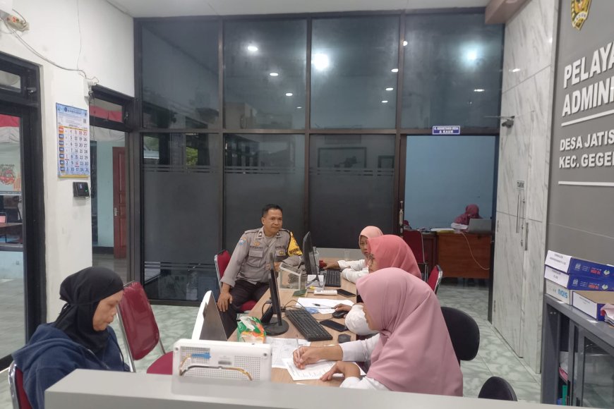 Sambangi Kantor Desa Jatisari, Bhabinkamtibmas Polsek Geger Ingatkan Perangkat Desa Waspada Modus Penipuan Online