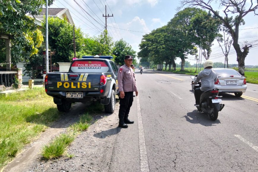 Jaga Kamtibmas dan Arus Lalu Lintas, Polsek Balerejo Gelar Patroli Strong Point