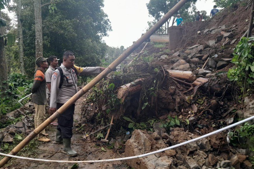 Respons Cepat Bencana: Bhabinkamtibmas Polsek Kare dan Masyarakat Bahu-Membahu Singkirkan Longsoran di Desa Bodag