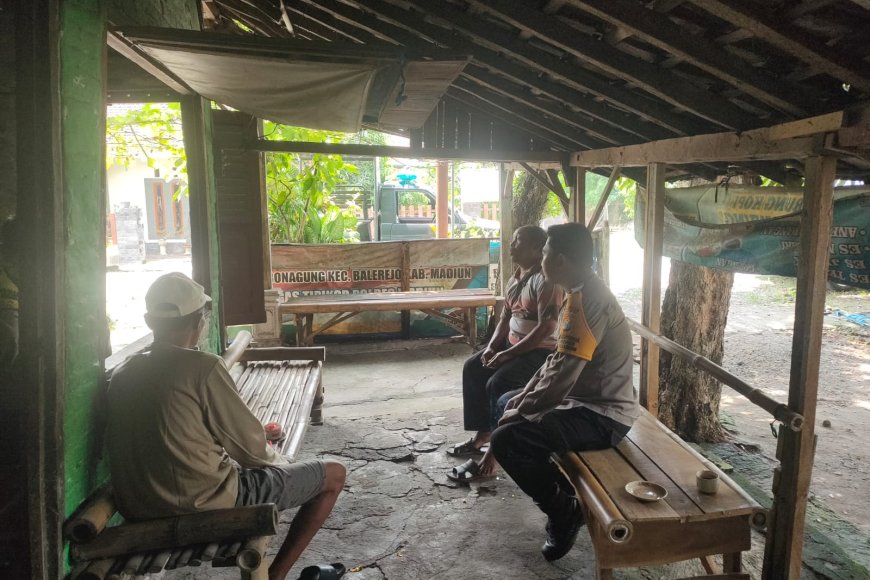 Pererat Silaturahmi, Bhabinkamtibmas Desa Pacinan Ajak Warga Waspadai Cuaca Ekstrem