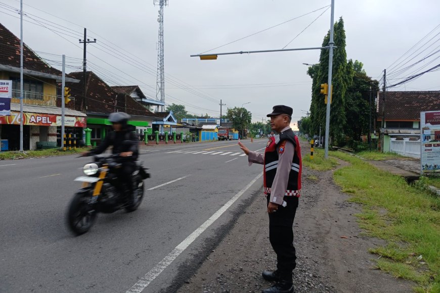 Jaga Kelancaran Arus Lalin, Polsek Balerejo Gelar Pam Penampilan Pagi