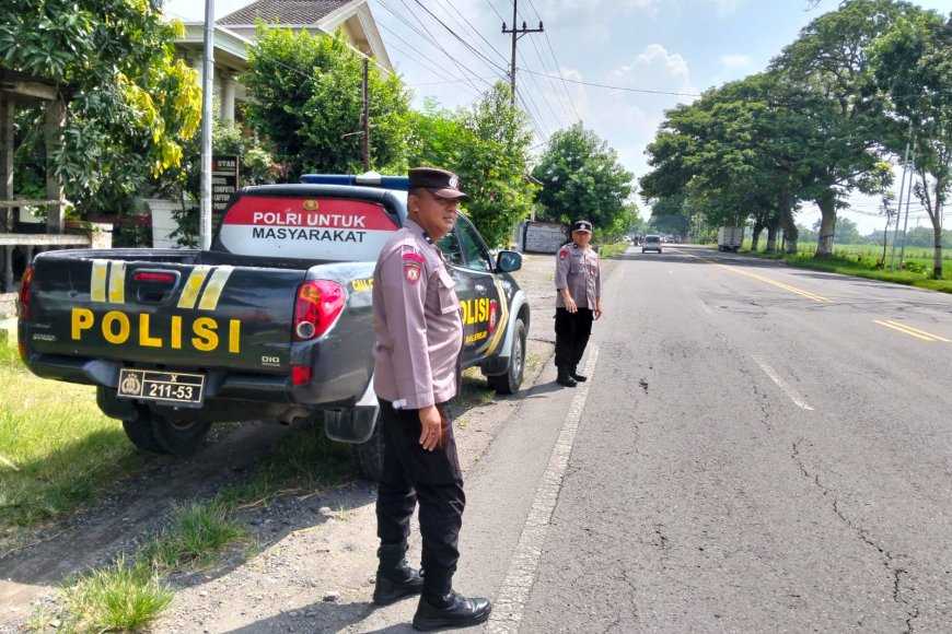 Jaga Kamtibmas dan Kelancaran Lalu Lintas, Polsek Balerejo Gelar Patroli Strong Point