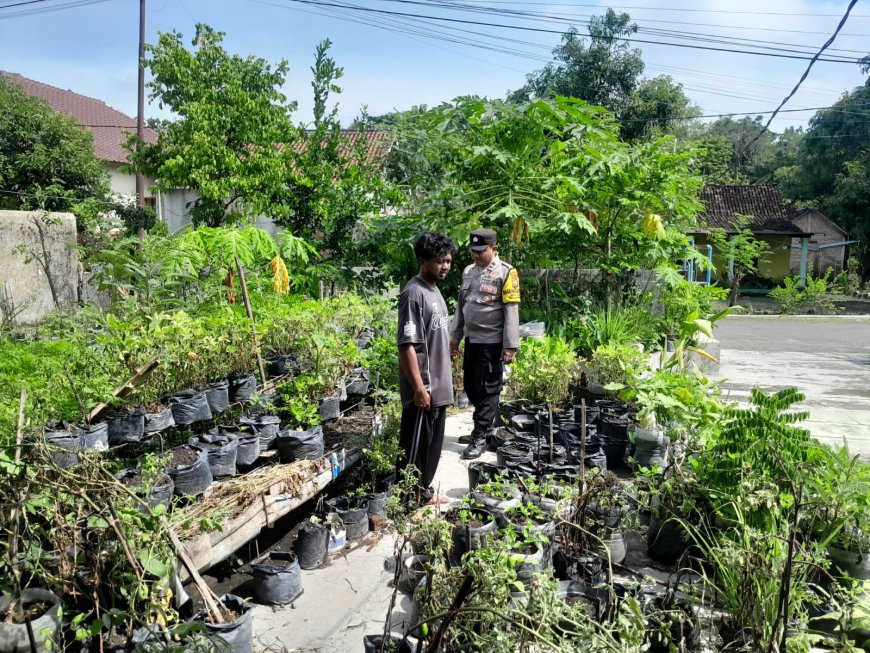 Bhabinkamtibmas Polsek Geger Dorong Warga Manfaatkan Lahan untuk Dukung Ketahanan Pangan